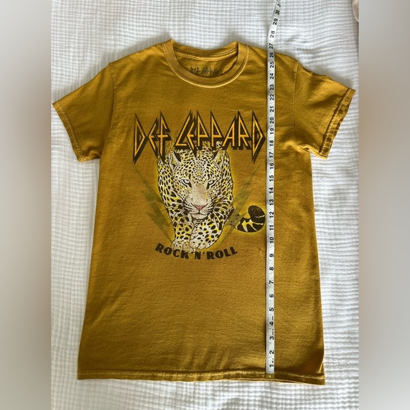 Def Leppard Oversized Grunge Band Tee T-Shirt in Mustard Yellow - Picture 6 of 8